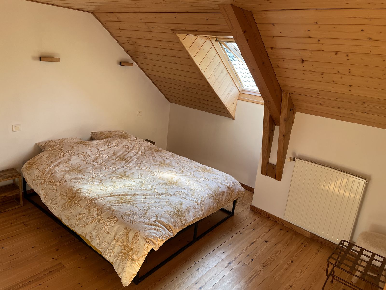 Chambre sous les toits avec lit Queen Size
