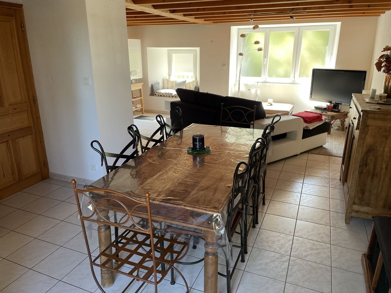 Coin repas avec grande table