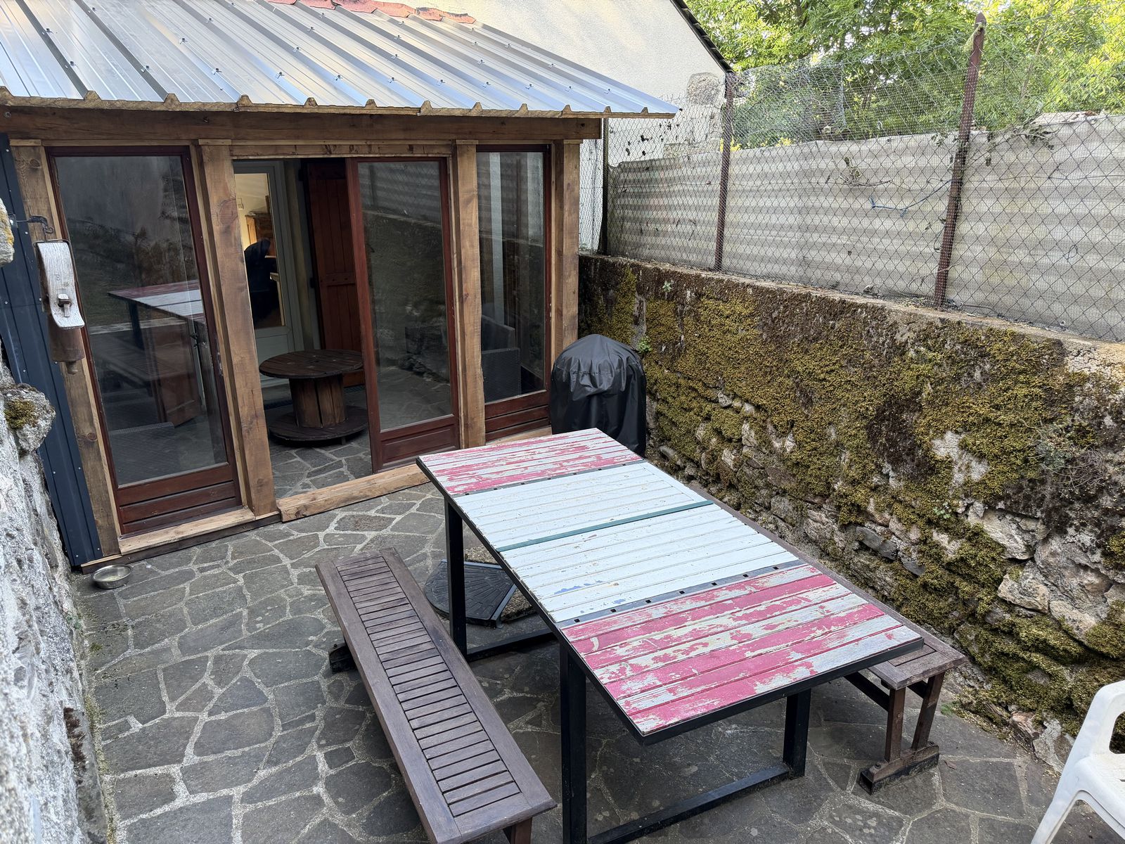 Pièce de vie de Casa Salvador avec salon, cuisine et coin repas
