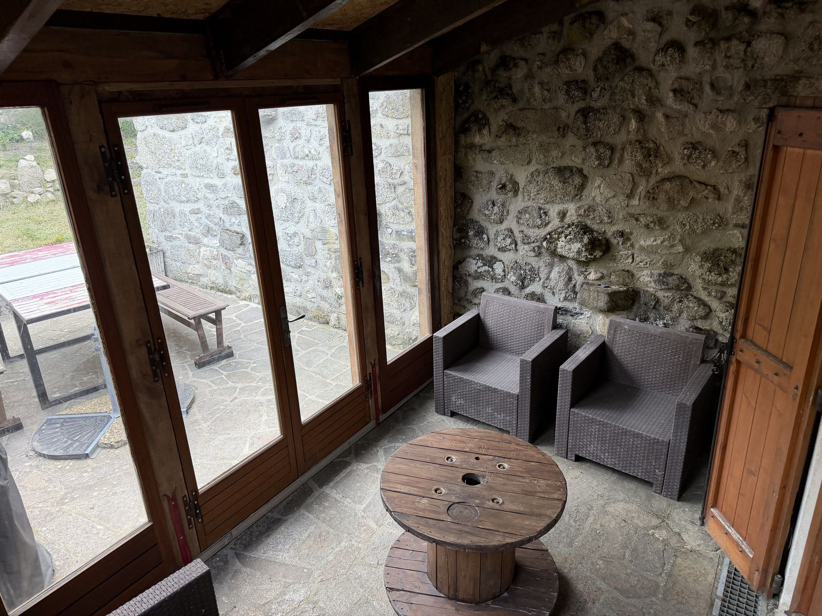 Véranda en bois et pierre de Casa Salvador